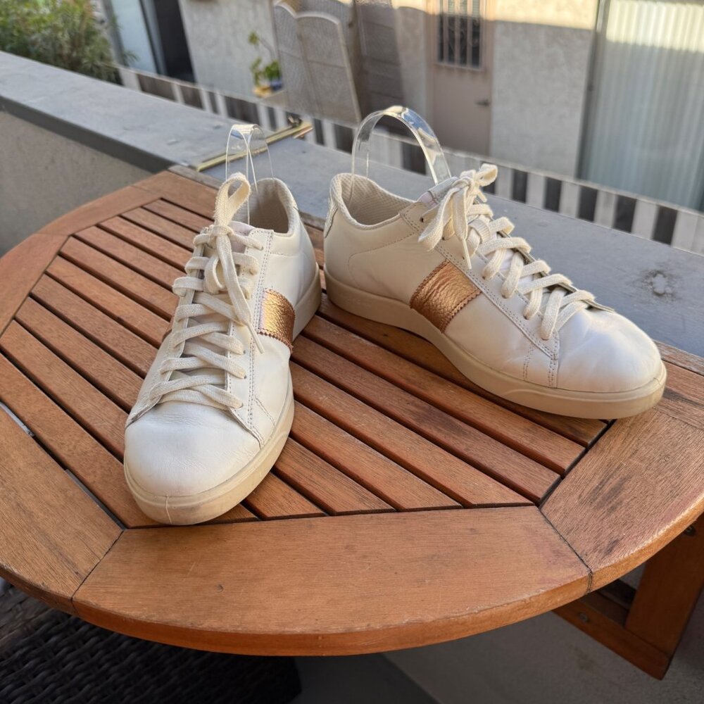 Ecco Womens White Sneakers With Rose Gold Accents